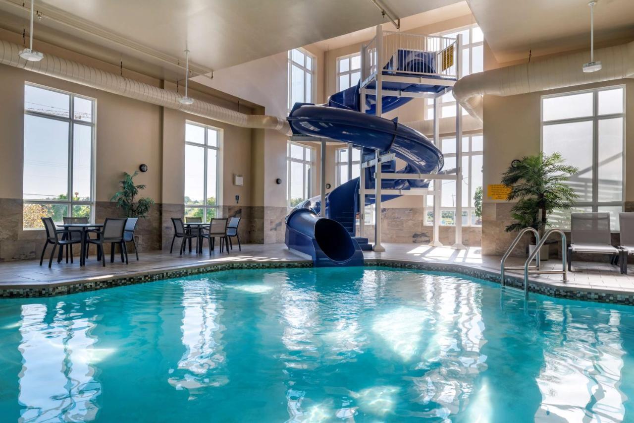 Western & Convention Centre Hotel 4*