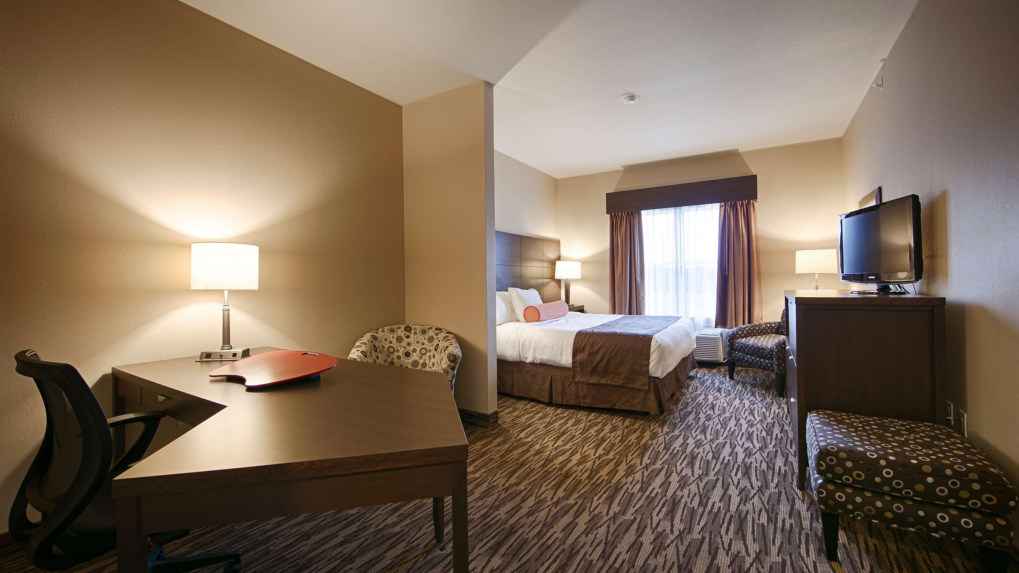 Western & Convention Centre Hotel