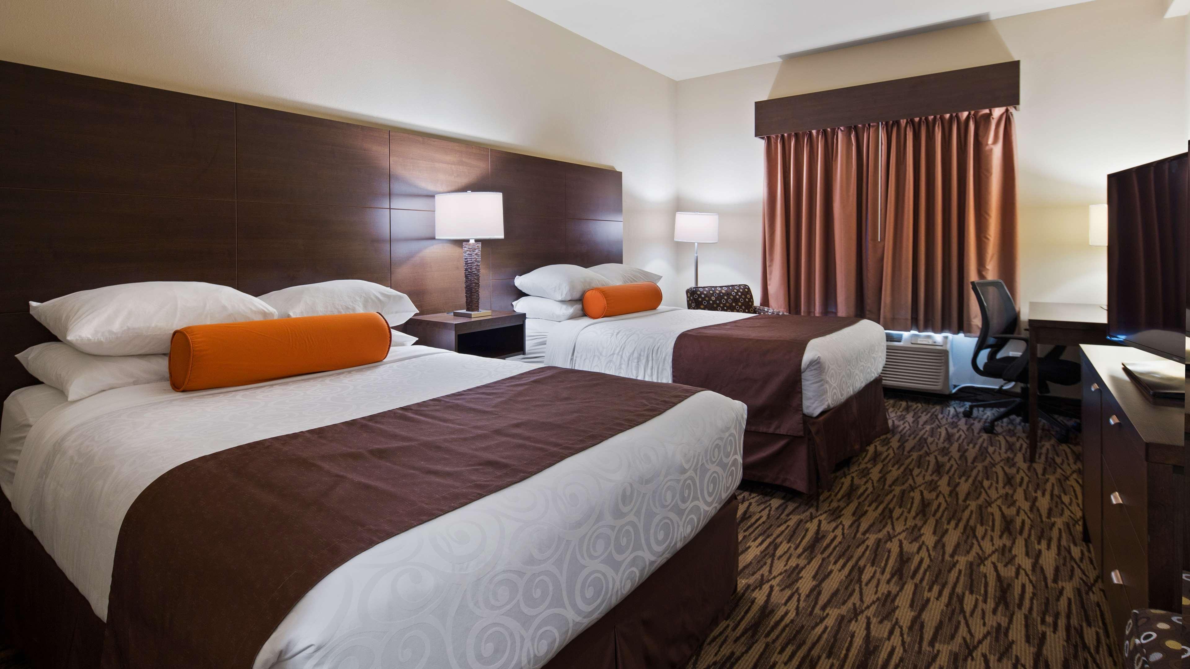 Western & Convention Centre Hotel 4*