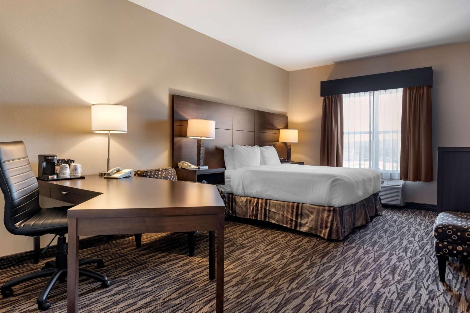 Western & Convention Centre Hotel 4*