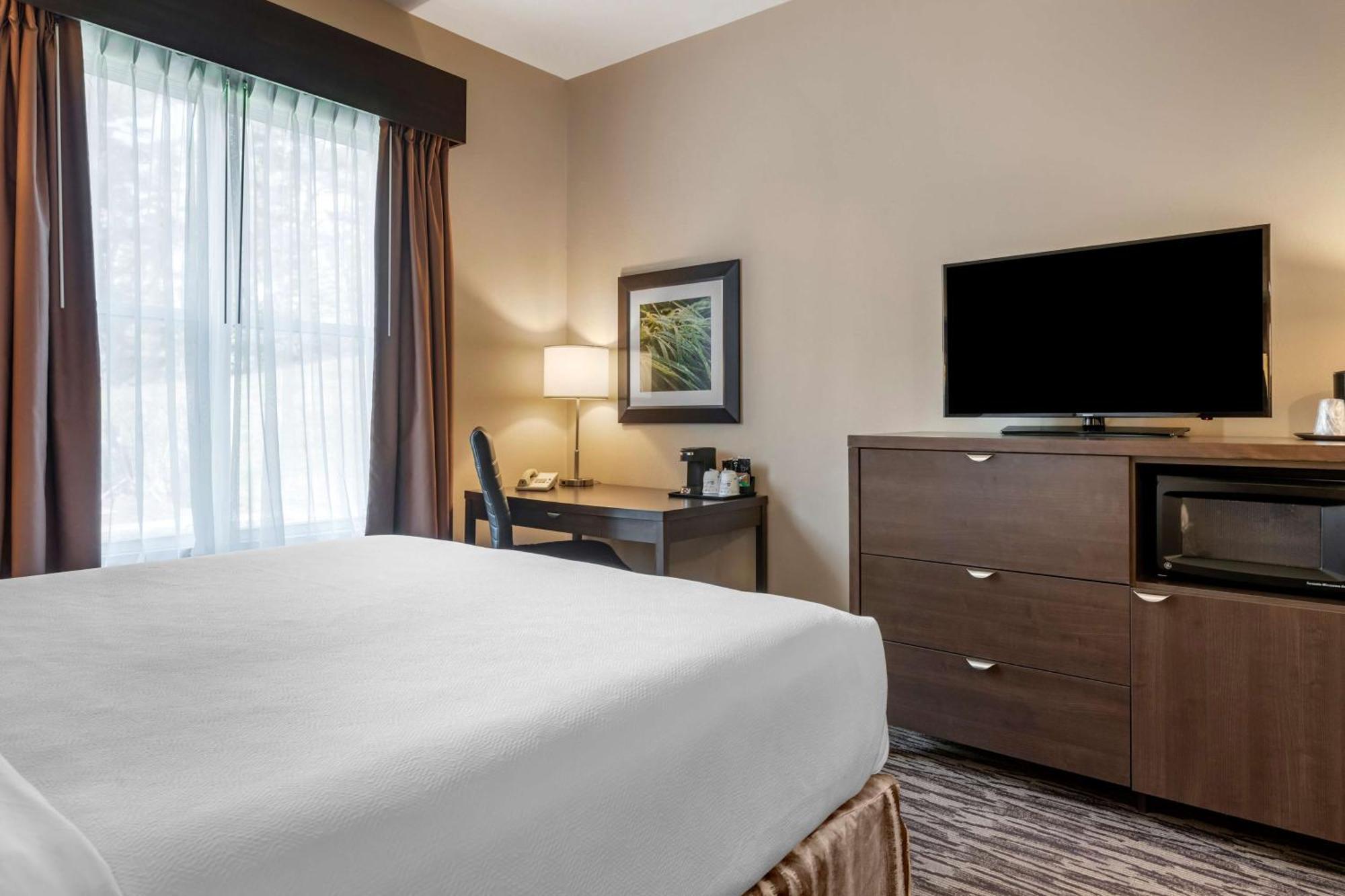 Western & Convention Centre 4*