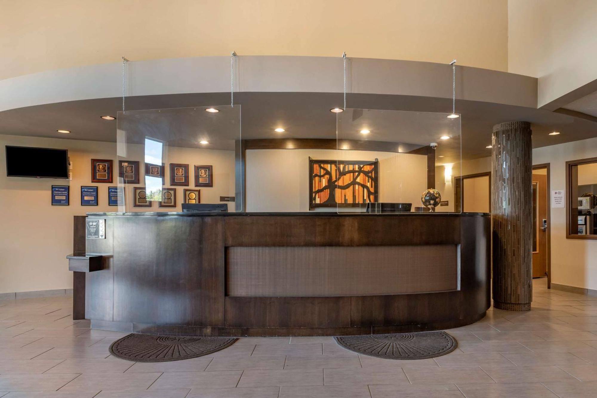 Western & Convention Centre Hotel
