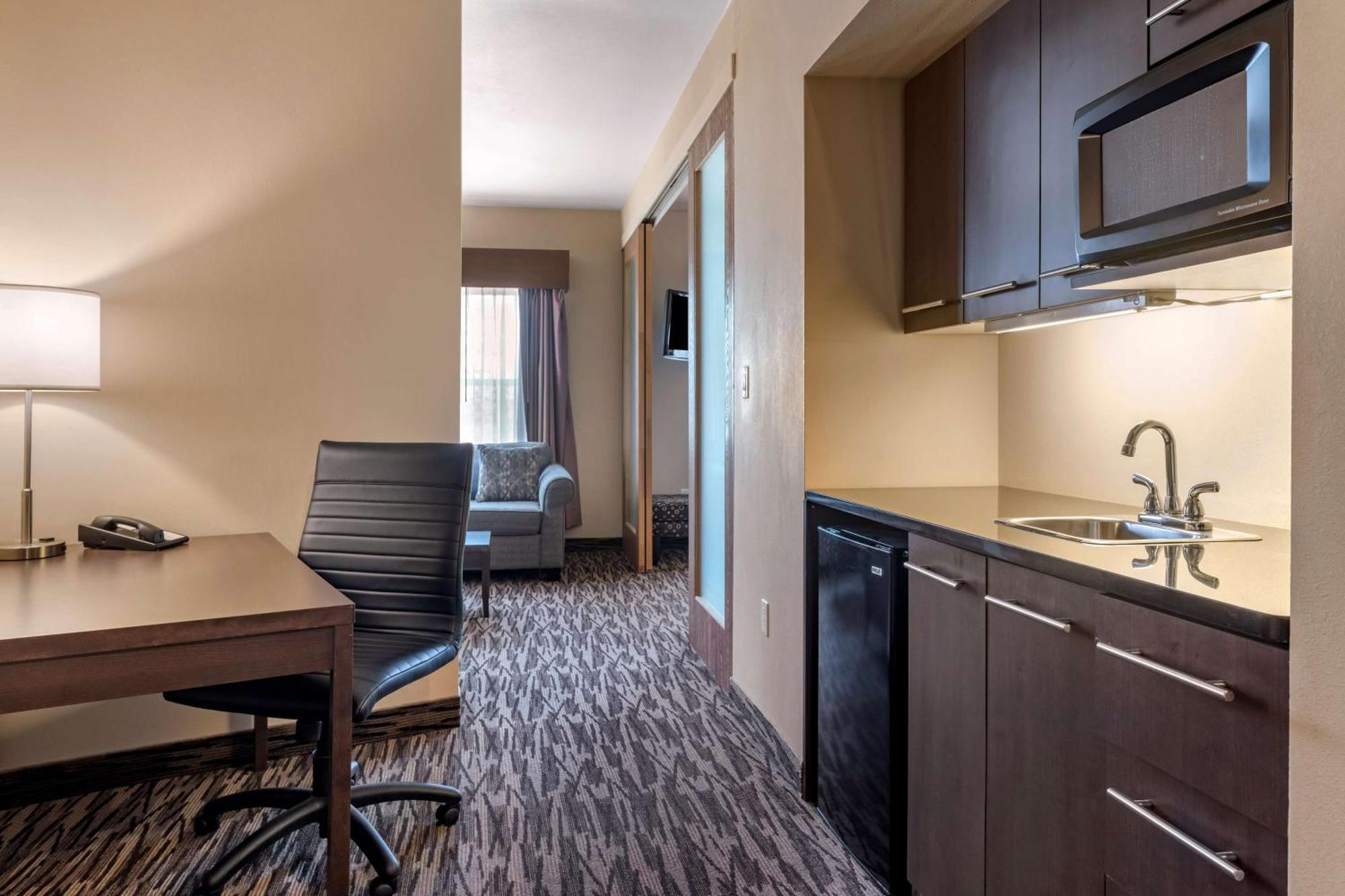 Hotel Western & Convention Centre